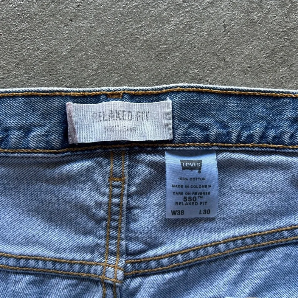 Vintage Levis 550 Jeans Size 38x30 Blue Light Wash Denim Relaxed Fit Straight